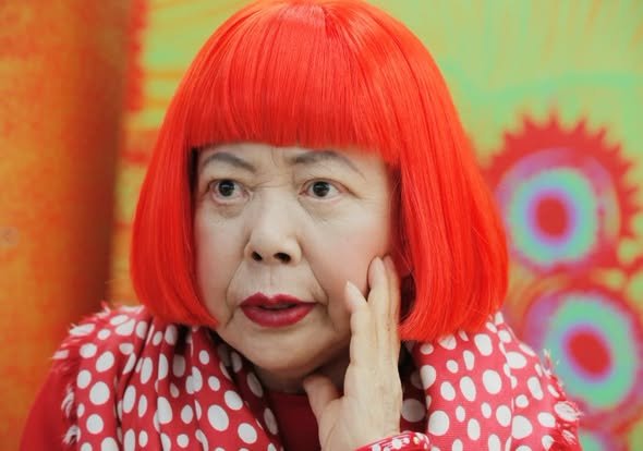 Nacida en Matsumoto, Japón, en 1929, Kusama comenzó desde muy joven a trabajar con formas que terminarían definiendo su lenguaje visual: puntos, redes y patrones repetitivos.