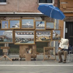 Banksy se autoinvita a la Bienal de Venecia y monta un stand ilegal