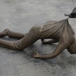 La escultura de bronce de un inmigrante en busca de una utopía