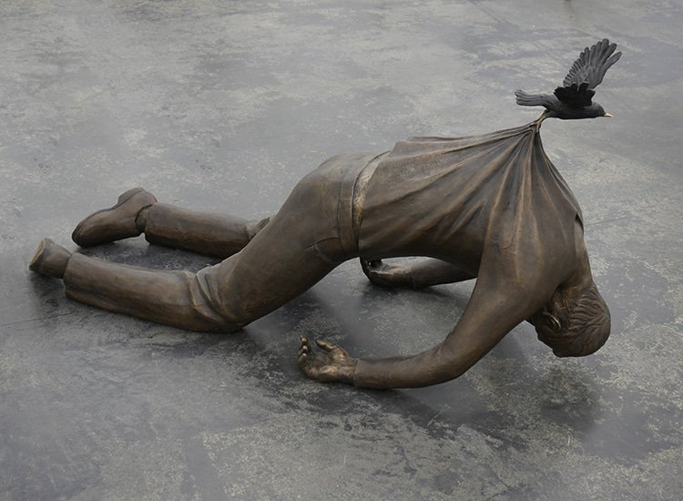 La escultura de bronce de un inmigrante en busca de una utopía