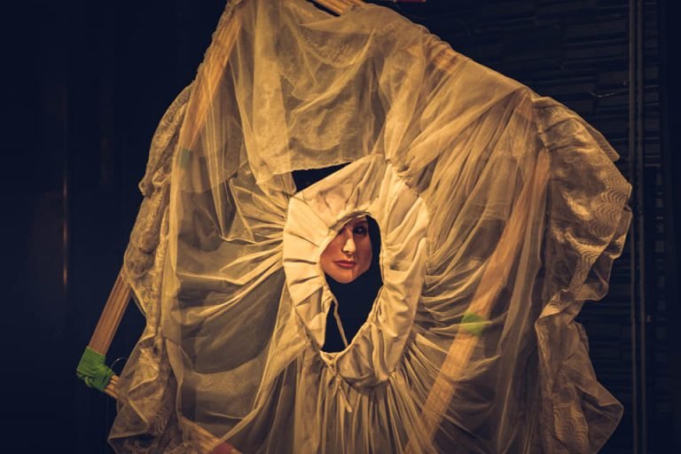 No resistáis al mal. Mateo 5:39 | Teatro