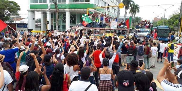 Con movilización pacífica artistas y gestores culturales en Cali protestaron este jueves