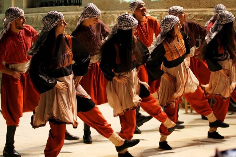 Dabkeh, danza tradicional de Palestina