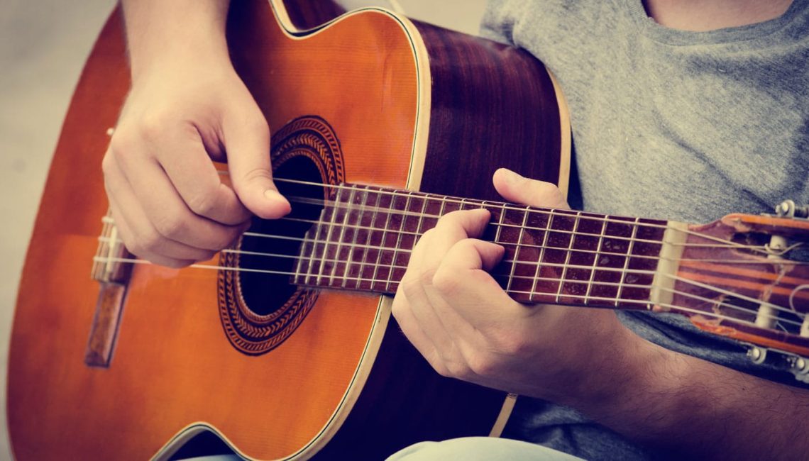 Mi hermano y su guitarra