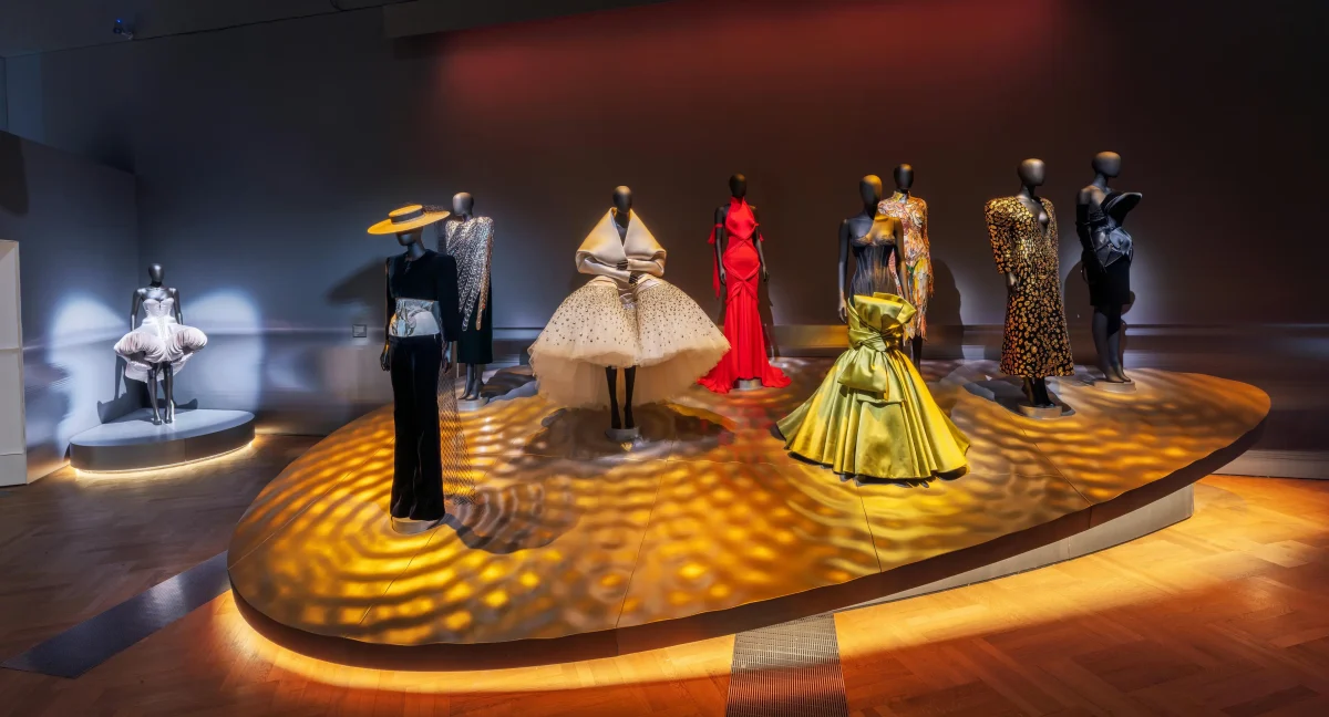 1774681173-1774433561-schiaparelli-mostra-vctoria-and-albert-londra-mostra-abiti-foto7