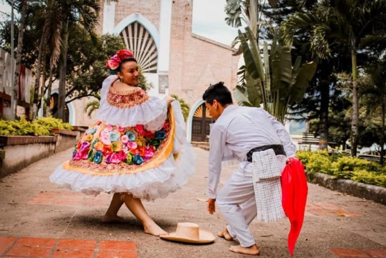 pareja-bailando-el-sanjuanero